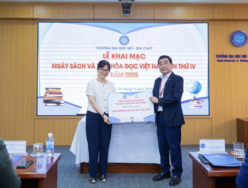 PVEP trao tặng sách cho Thư viện Trường Đại học Mỏ - Địa chất